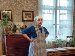 Mäkitupalaisakka Hilja, roolissa Heli Vinha